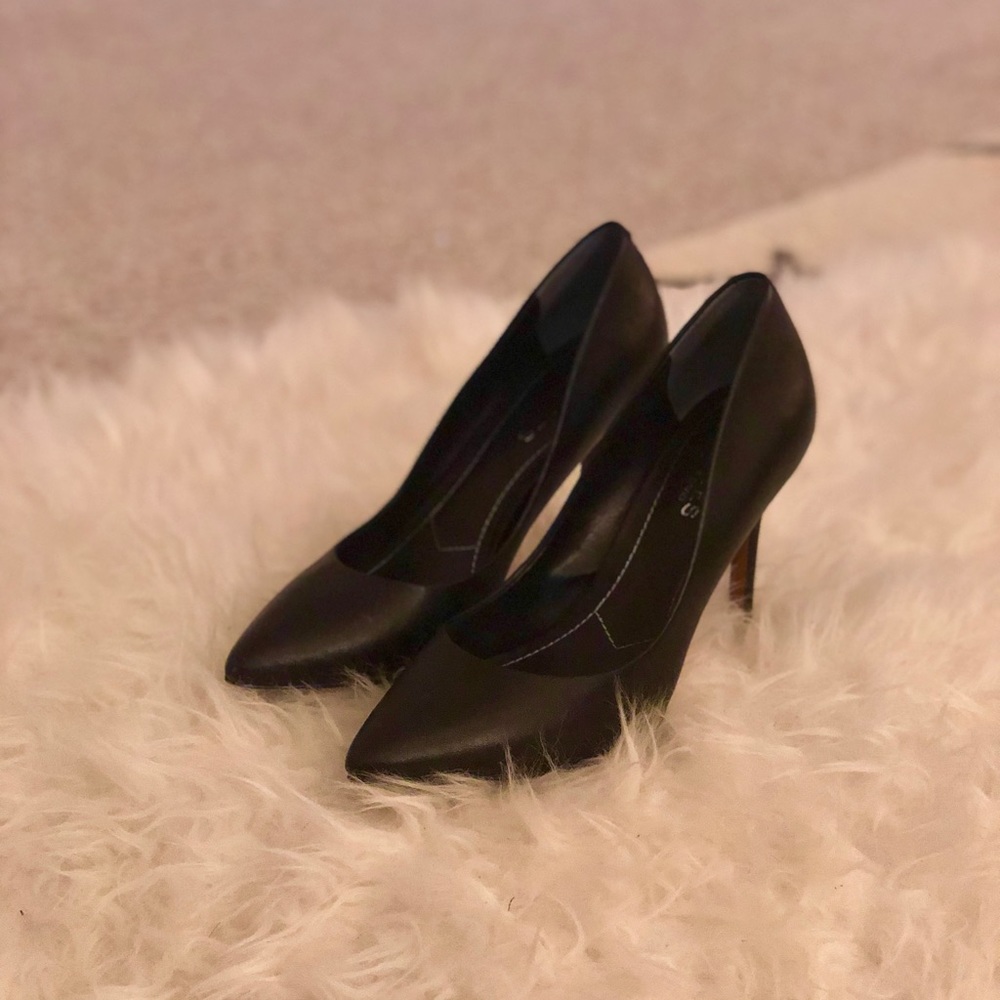 Charles David Pointy Toe pump